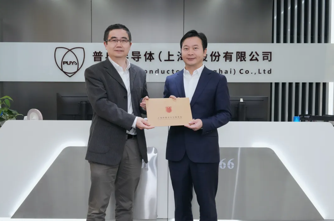 浦东新区领导莅临龙八(国际)体育股份调研指导(图1)